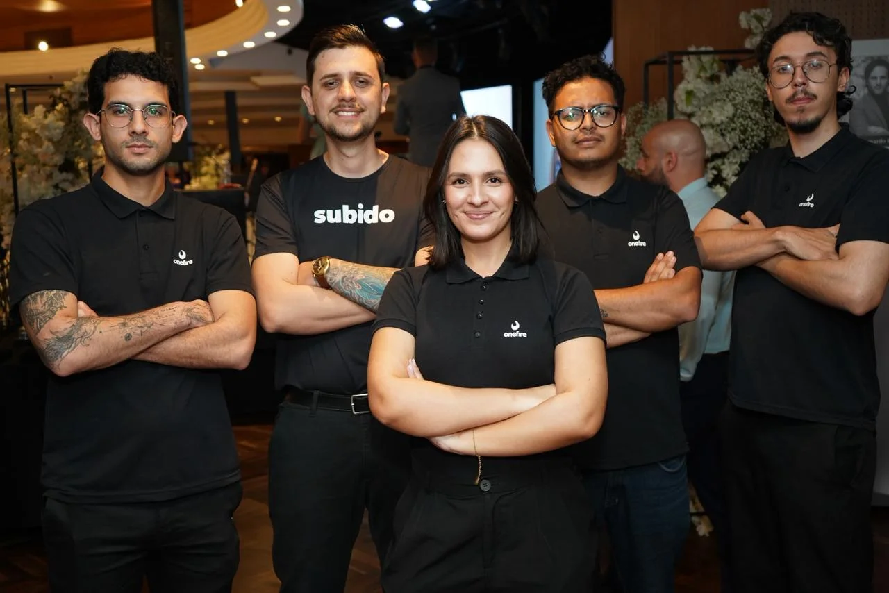 Equipe do Grupo Onefire reunida, de camisa preta com a logo